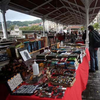 Mercado de coleccionismo, libros y antigüedades