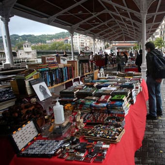Mercado de coleccionismo, libros y antigüedades