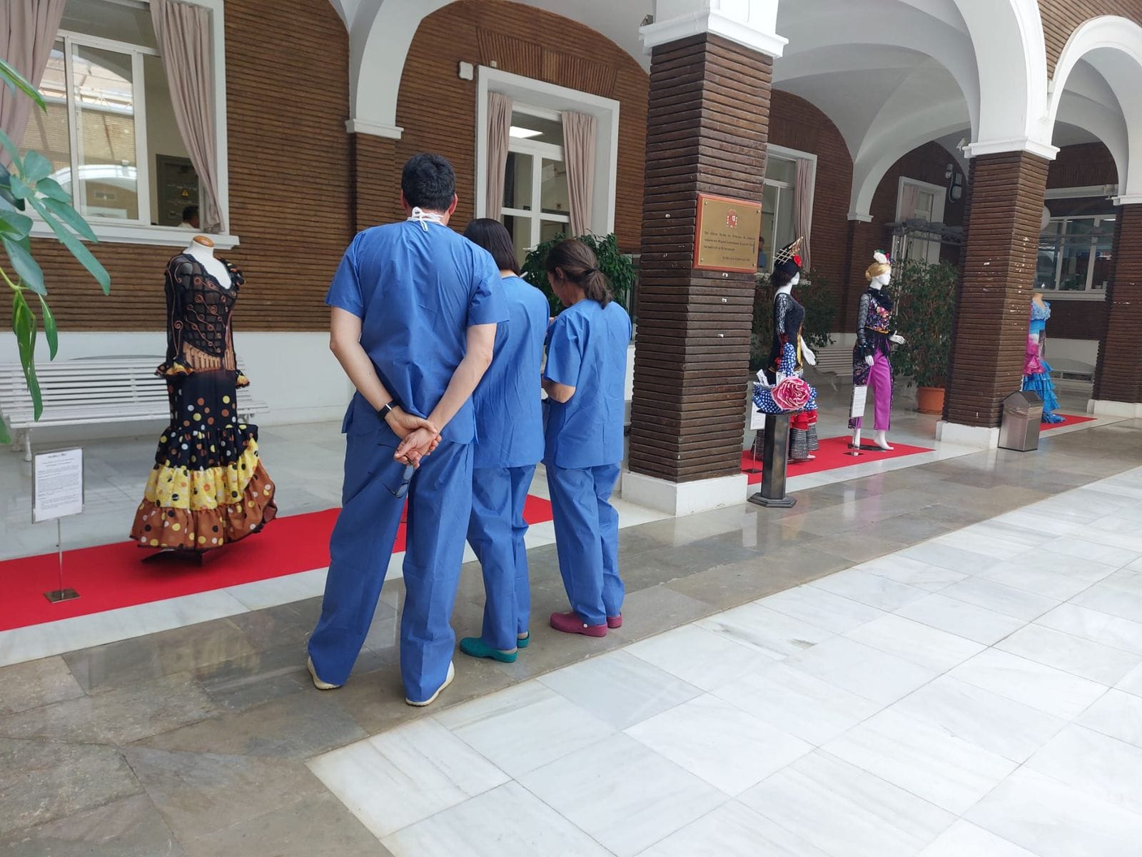 Sevilla y olé. Visita Sevilla en sus trajes típicos