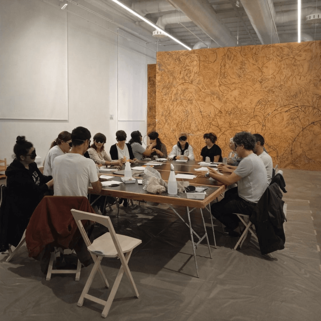 Arte makina. Standing here wondering which way to go. Zineb Sedira