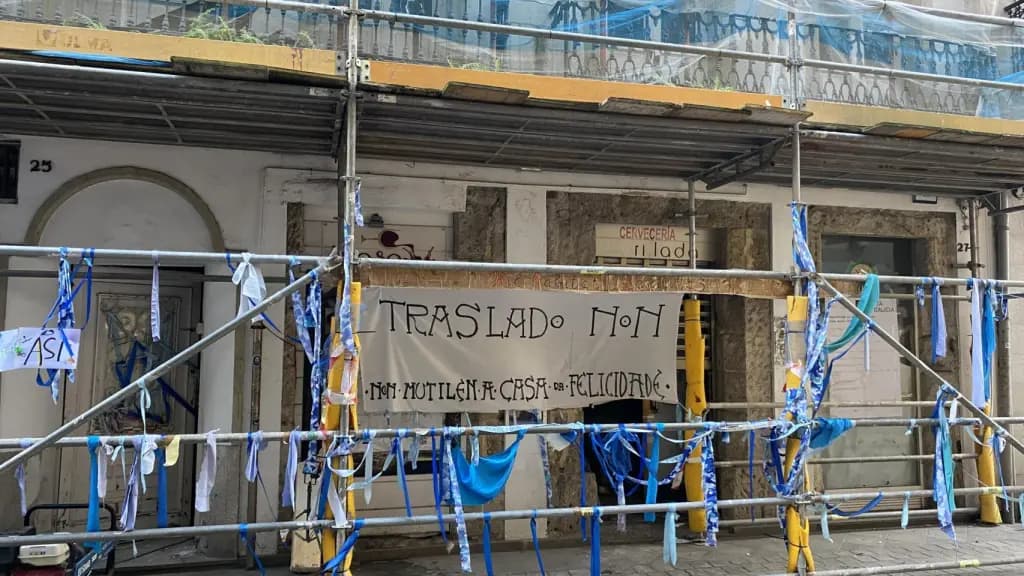 Concentración en defensa de los frescos de Urbano Lugrís