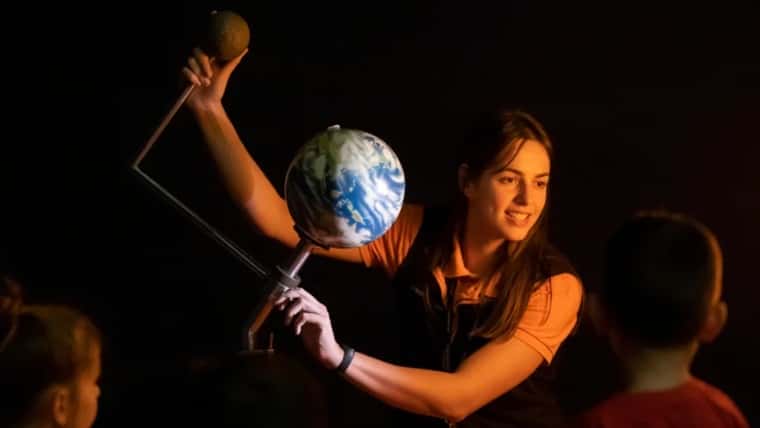 Taller 'Un ball de tres. Sol, Terra, Lluna i els eclipsis'
