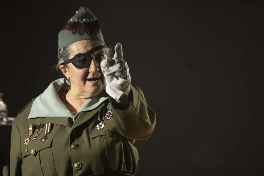 Cantando bajo las balas