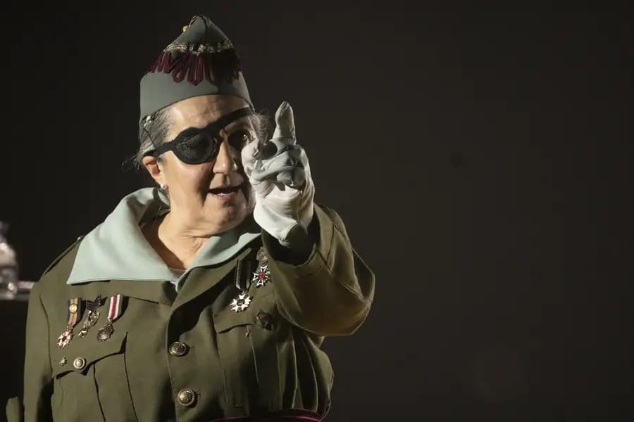 Cantando bajo las balas