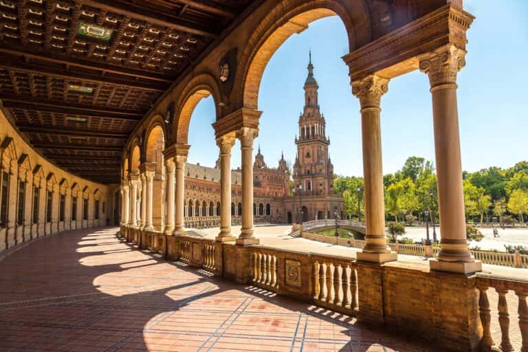 Elaboración de rutas turísticas y patrimoniales: historia urbana de Sevilla