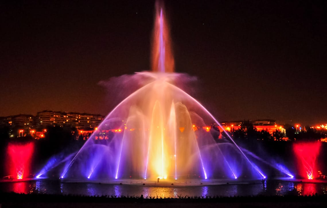 Espectáculo de la fuente con agua, luz y música
