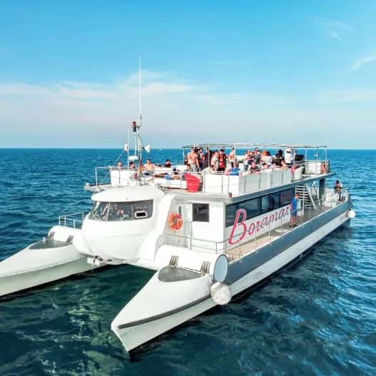 Pasea en catamarán y degusta la auténtica clóchina