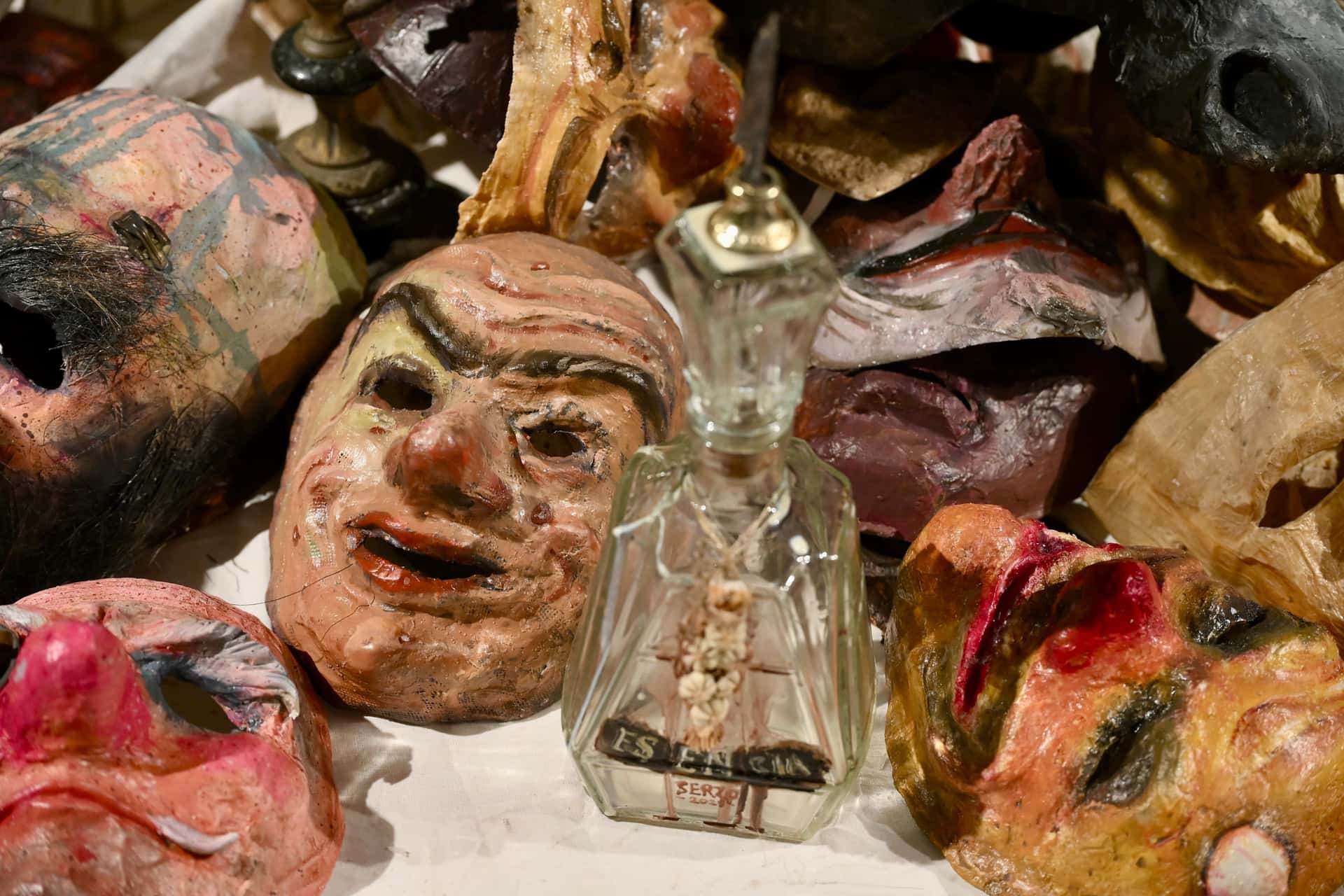 Mascarada de sobremesa. Tributo a un incómodo silencio entre Ensor y Solana