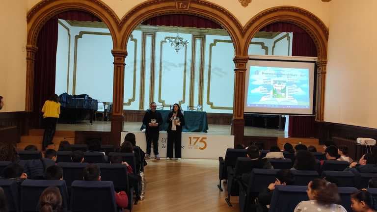 Ciclo de encuentros escolares con el escritor Ram贸n D. Veiga