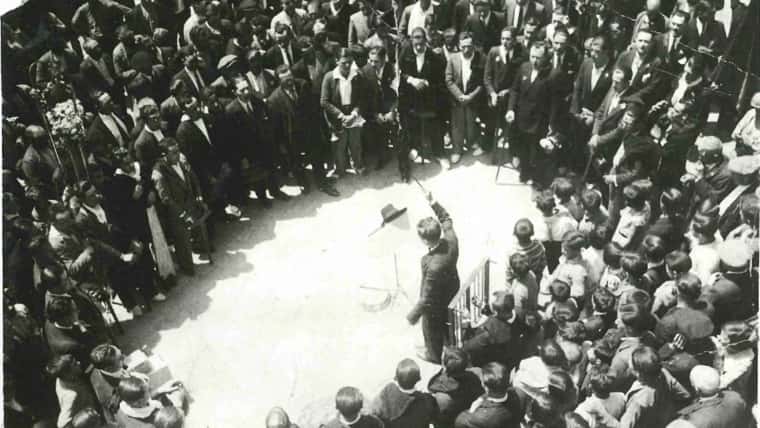 Les flors de maig, cent anys cantant al Raval