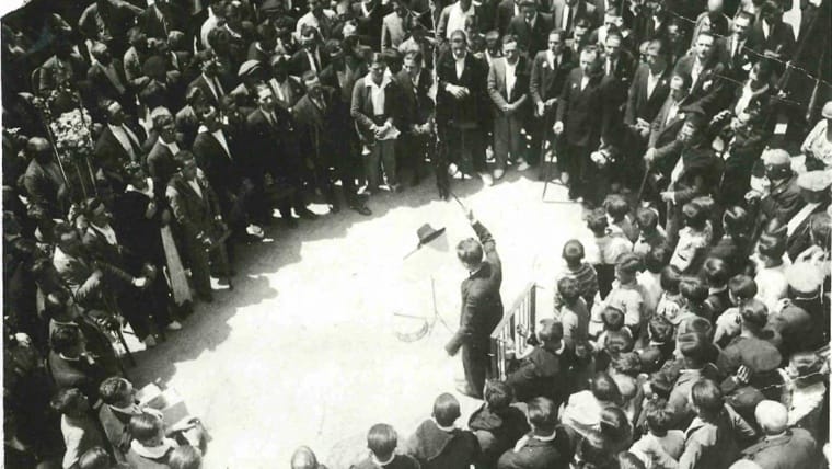 Les flors de maig, cent anys cantant al Raval