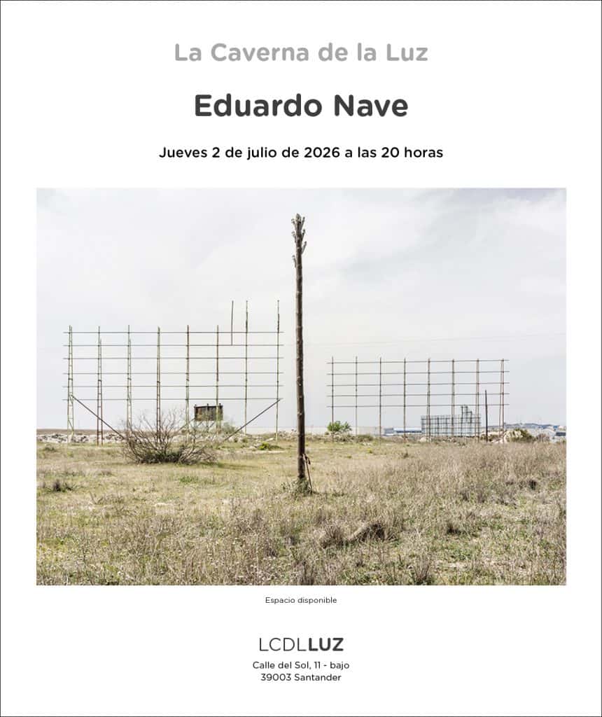Eduardo Nave en el escaparate de La Caverna de la luz, inauguración