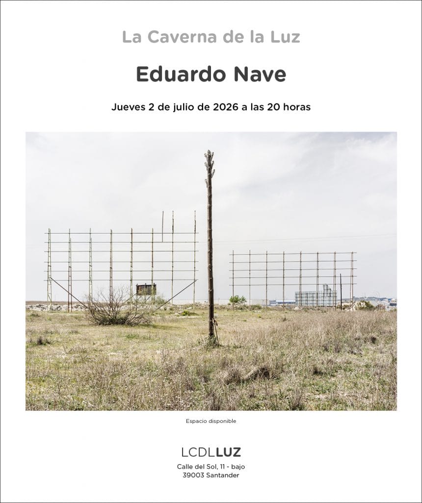 Eduardo Nave en el escaparate de La Caverna de la luz, inauguración