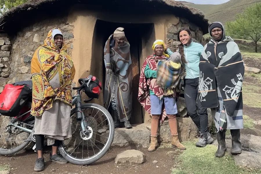Afrikako 'Mendietako Erresuma', bizikletaz