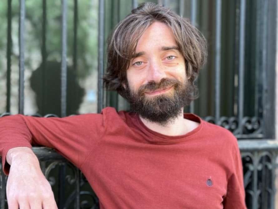 Juan G贸mez B谩rcena en la Feria del Libro de Gij贸n 2026