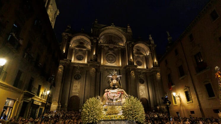 Ofrenda a la Patrona de Granada