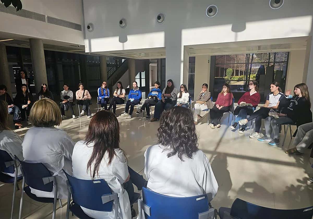 Visita STEM 360º al HURH: descubriendo el ámbito de la salud con una visión integral