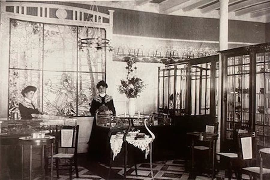 La vidriera del café Novelty. Los hermanos Mauméjean en San Sebastián