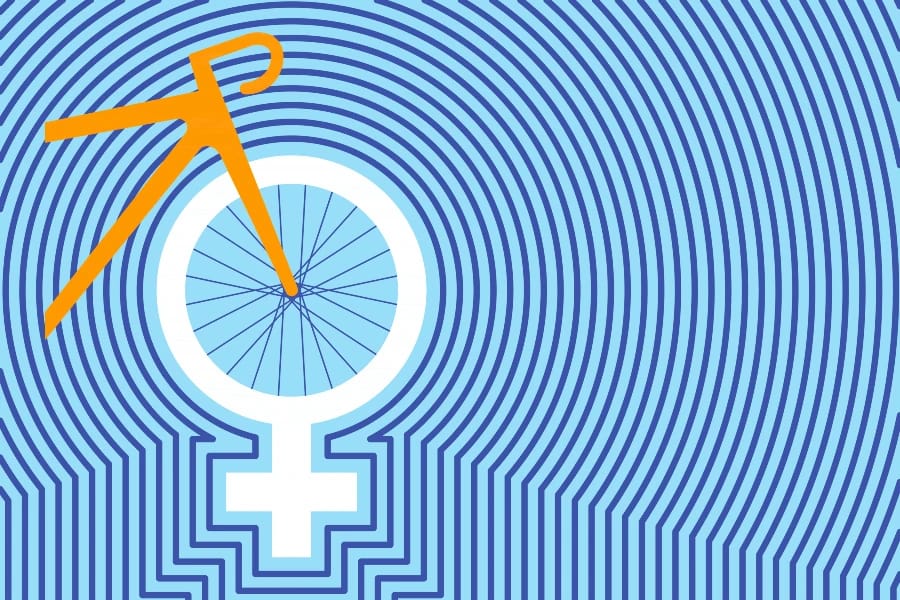 Mujeres pedaleando por la ciudad