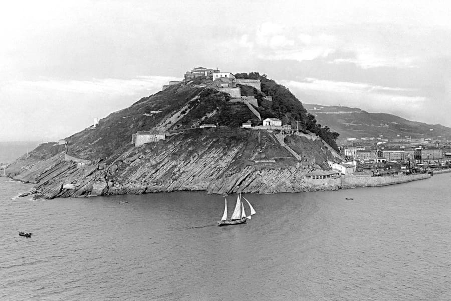Rincones de Donostia en las postales de Galarza: Parte Vieja, Urgull y el puerto