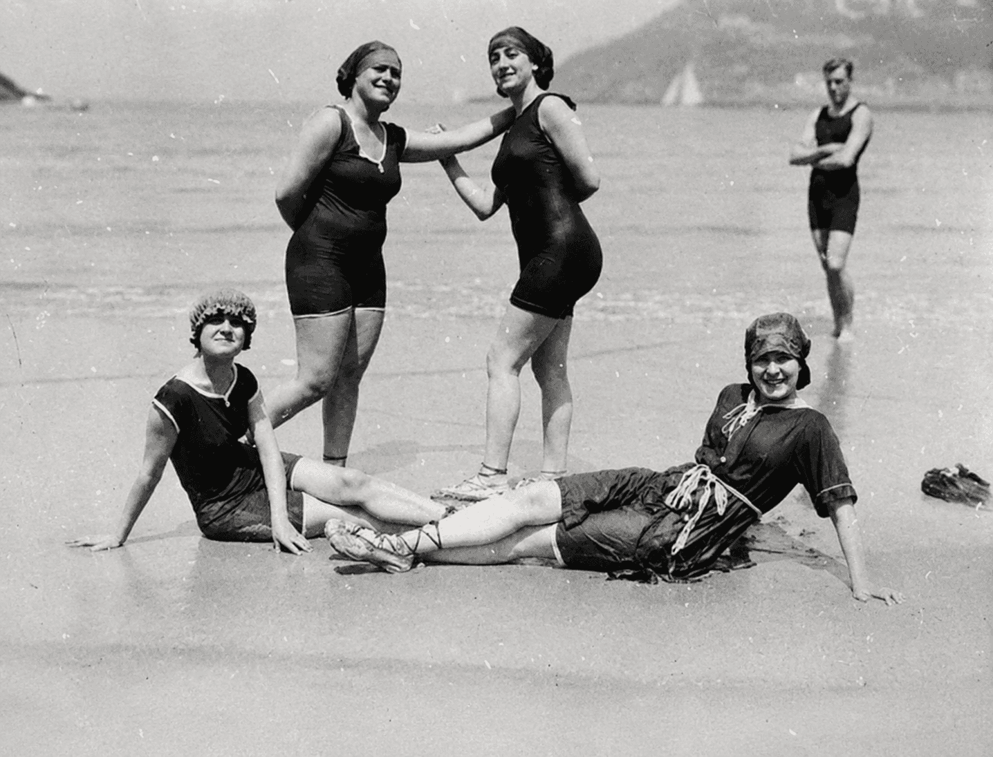 Semana Grande: Guretara. Paseo y baño años 20 en la playa de La Concha con los Bebés de la Bulla