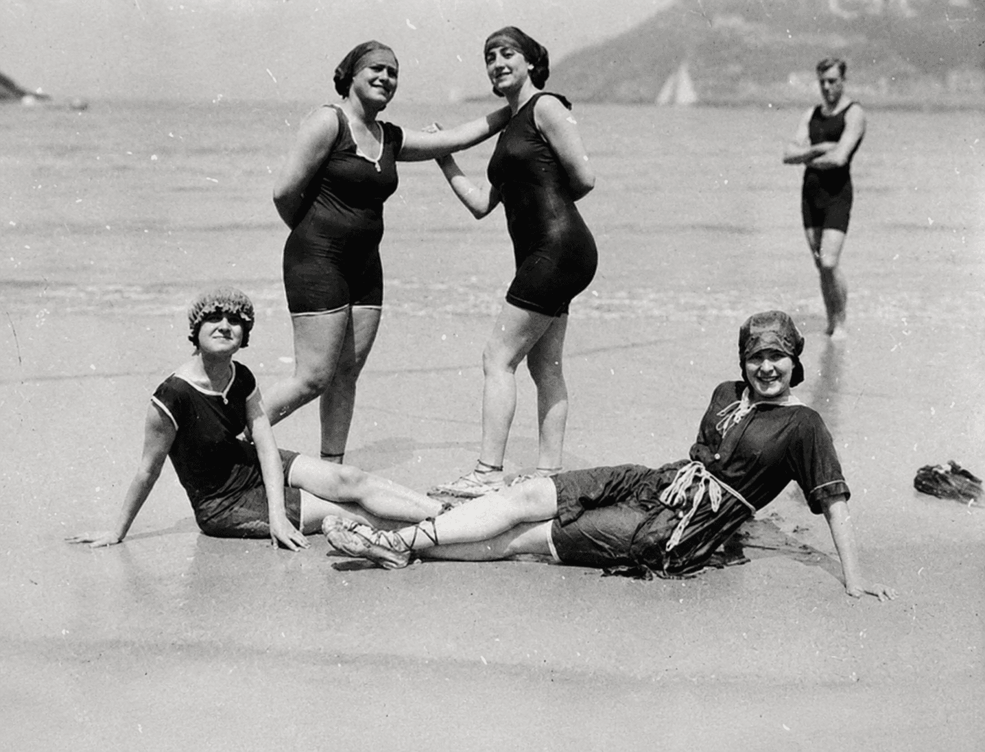 Semana Grande: Guretara. Paseo y baño años 20 en la playa de La Concha con los Bebés de la Bulla