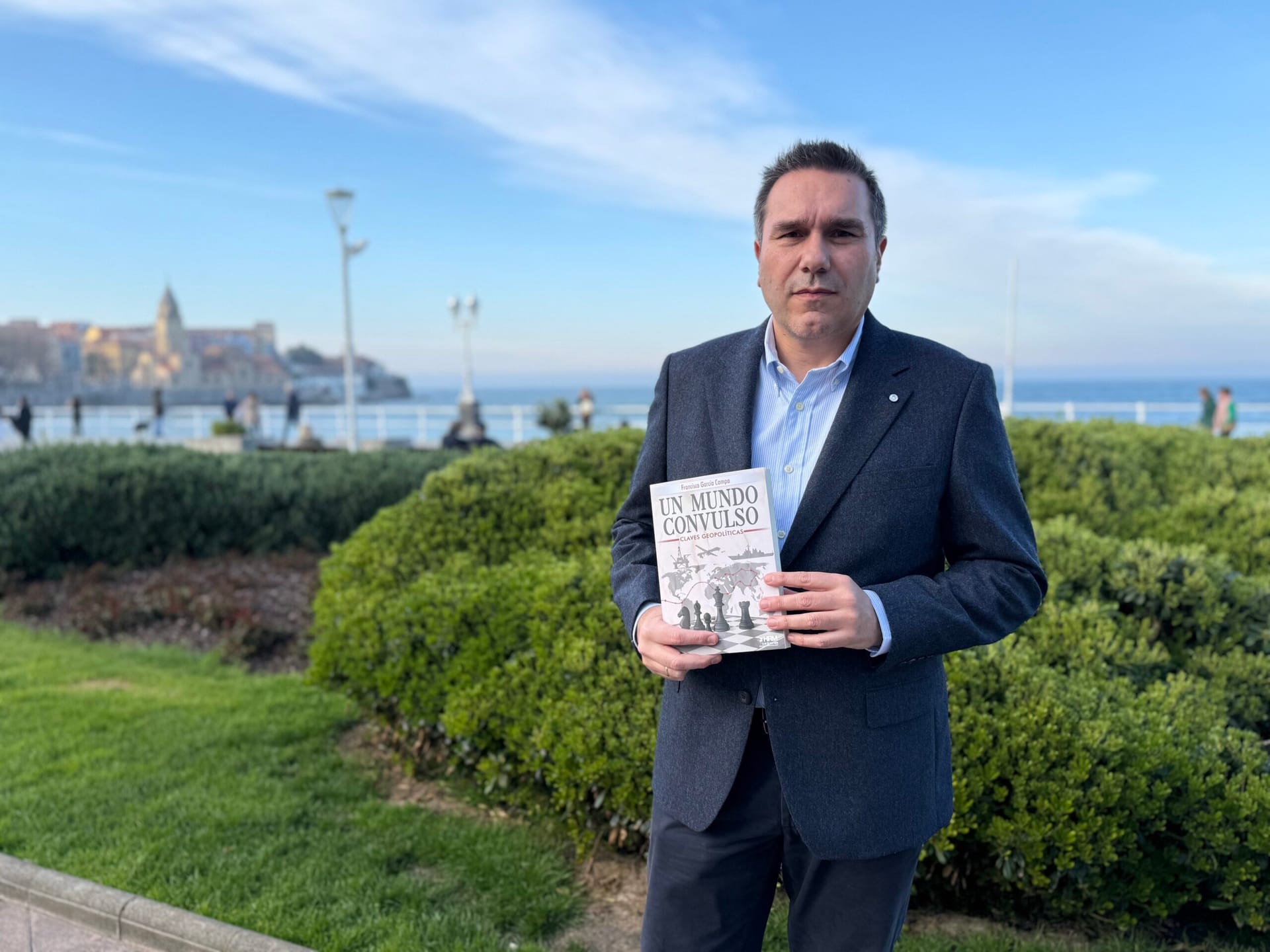 Presentación y firma del libro 'Un mundo convulso' de Francisco García Campa