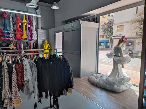 Moda flamenca y atelier Curro Ruiz en Almería