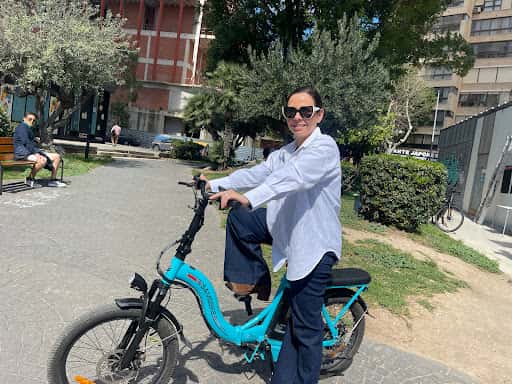 Alquiler de e-bikes y tours retro en VIP Experience Benidorm