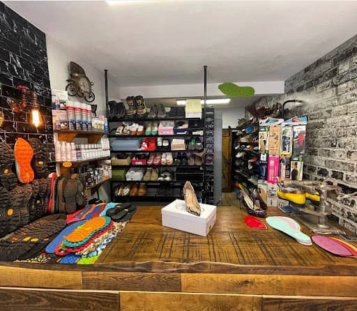 Reparación y mejora de calzado en El Zapatero de San Blas