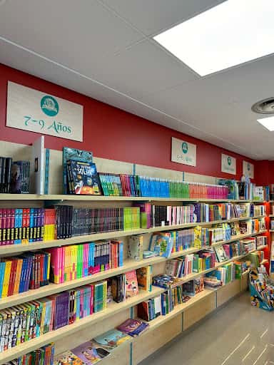 Librería Fenicia: café y novela gráfica en Motril