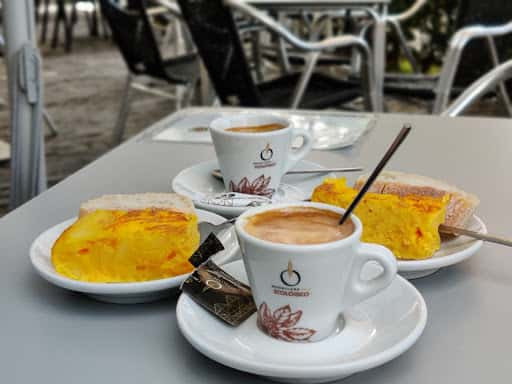 Bar Lolo en Betanzos: café de especialidad y libros