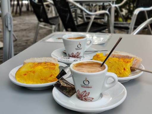 Bar Lolo en Betanzos: café de especialidad y libros