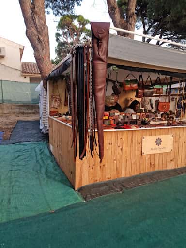 Artesanía local en el Mercado El Bargueño de Chiclana