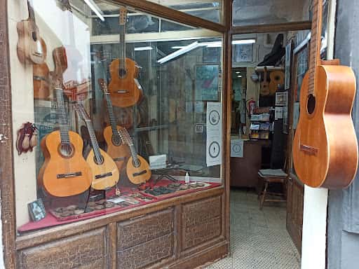 Guitarrería Casa Ferrer: tradición artesanal en Granada