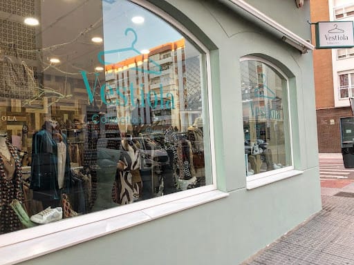 Moda femenina y detalles personalizados en Vestiola Collection