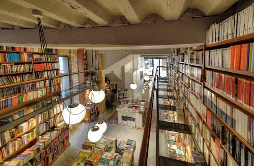 Librería Luz Y Vida en Burgos: encanto y fondo literario