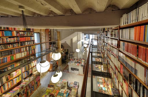 Librería Luz Y Vida en Burgos: encanto y fondo literario