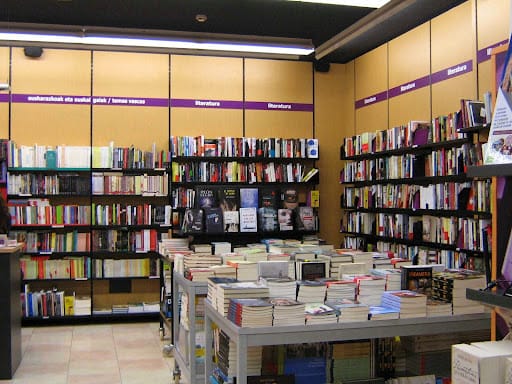 Librería Elkar en Irún: libros, cómics y música en Paseo Colón