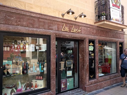 Productos gourmet y tradición en La Luci Delicatessen