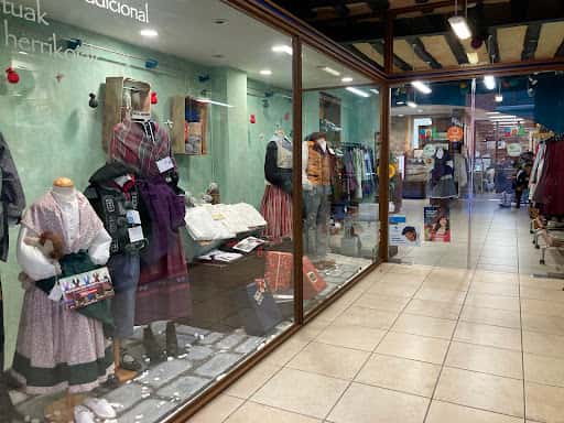 Texartu: indumentaria tradicional y bordados en Pamplona