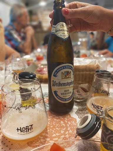 Cerveza artesana y quesos locales en La Marmita