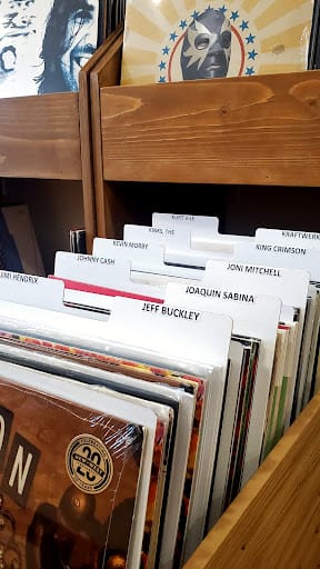 Bonus Track, la tienda de discos y vinilos de Ourense