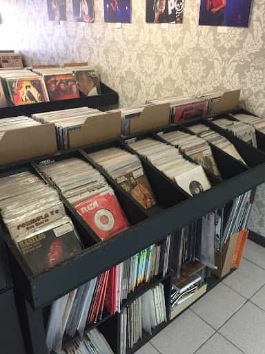 Old Tower Stuff: vinilos y libros en el Casco Viejo