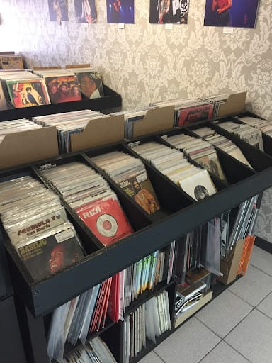 Old Tower Stuff: vinilos y libros en el Casco Viejo