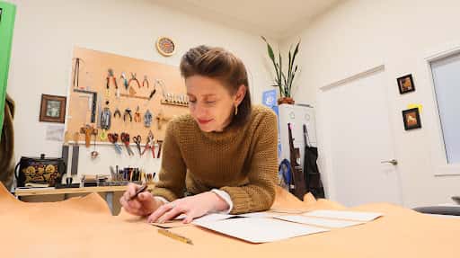 Antonina Kadyrova: marroquinería y técnica Jojlomá en Vigo