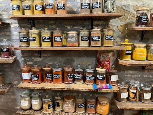 Especialité: tés y especias a granel en la calle Curia