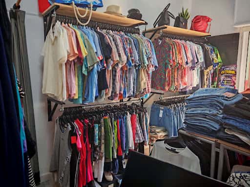 Moda retro y arte local en VINTAGE STORE SPAIN