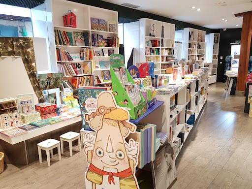 Librería En un bosque de hojas: libros de viejo y café
