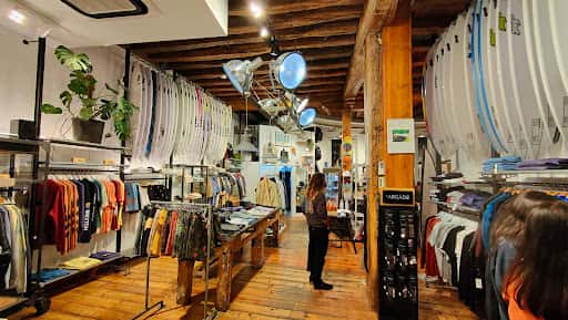 Pukas Surf Shop en la Parte Vieja de San Sebastián